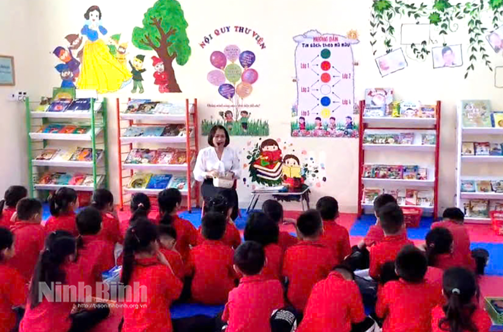 Học sinh Trường Tiểu học Yên Đồng (Yên Mô) say sưa trong tiết học thư viện. Học sinh Trường Tiểu học Yên Đồng (Yên Mô) say sưa trong tiết học thư viện.