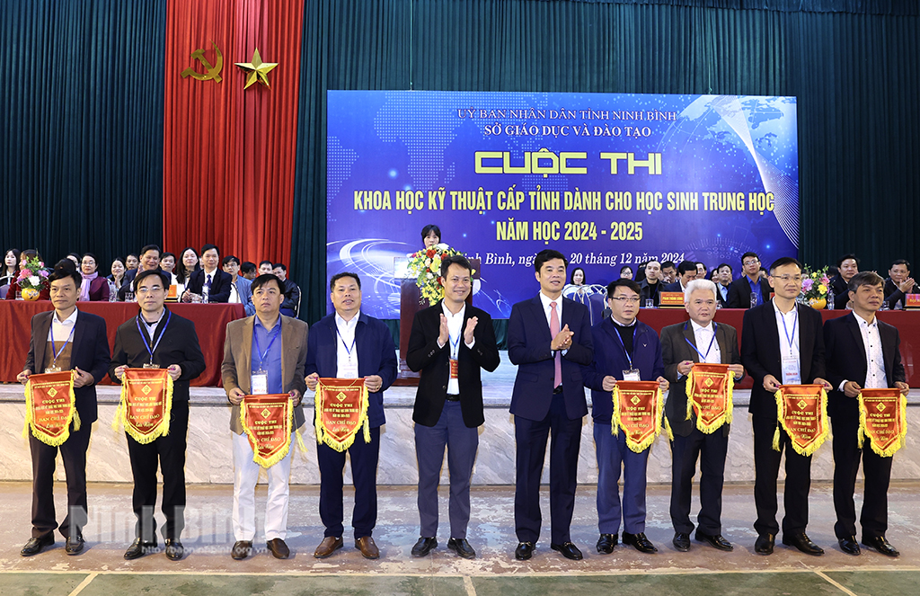 Lãnh đạo Sở Giáo dục và Đào tạo trao Cờ lưu niệm cho các đoàn tham gia cuộc thi. Lãnh đạo Sở Giáo dục và Đào tạo trao Cờ lưu niệm cho các đoàn tham gia cuộc thi.