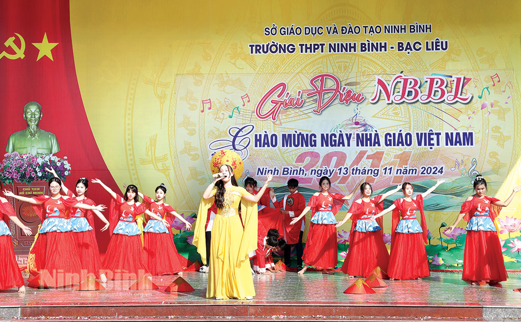 Tiết mục văn nghệ chào mừng Ngày Nhà giáo Việt Nam (20/11) của học sinh Trường THPT Ninh Bình-Bạc Liêu. Ảnh: Minh Quang Tiết mục văn nghệ chào mừng Ngày Nhà giáo Việt Nam (20/11) của học sinh Trường THPT Ninh Bình-Bạc Liêu. Ảnh: Minh Quang