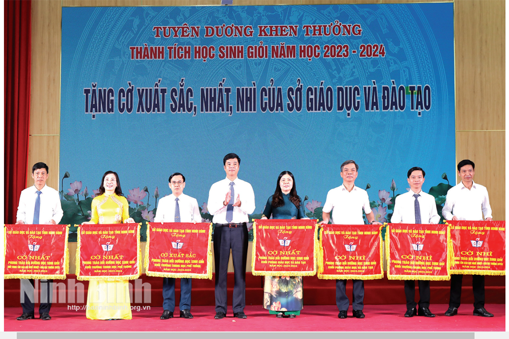 Đồng chí Phan Thành Công, Giám đốc Sở Giáo dục và Đào tạo tặng Cờ thi đua cho các đơn vị xuất sắc trong phong trào bồi dưỡng học sinh giỏi. Đồng chí Phan Thành Công, Giám đốc Sở Giáo dục và Đào tạo tặng Cờ thi đua cho các đơn vị xuất sắc trong phong trào bồi dưỡng học sinh giỏi.