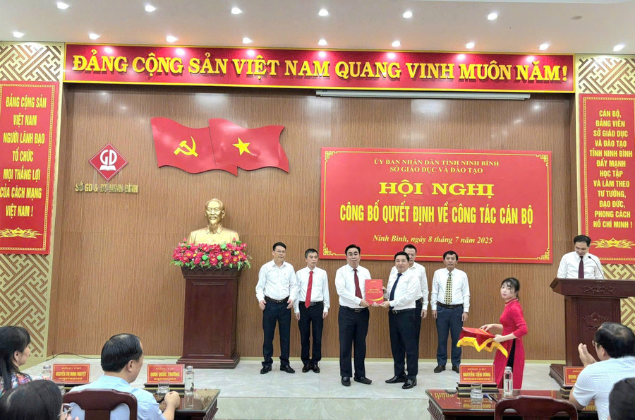 Giám đốc Sở GD&ĐT Ninh Bình Nguyễn Tiến Dũng (phải) trao quyết định bổ nhiệm chức vụ Chánh Văn phòng Sở cho ông Phạm Anh Tuấn. cvp-2.jpg