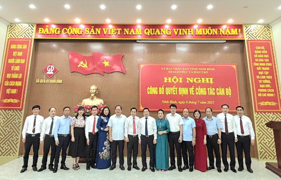 Lãnh đạo Sở GD&ĐT Ninh Bình chụp ảnh cùng lãnh đạo các đơn vị trực thuộc vừa được bổ nhiệm chiều 8/7. ninh-binh-2.jpg