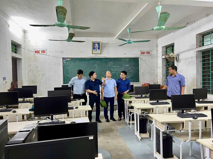 Lãnh đạo Sở GD&ĐT Ninh Bình kiểm tra công tác phòng, chống bão số 3 tại Trường THPT C Nghĩa Hưng (Ninh Bình). z6825823246914-308db989eec361784536eb85b45f039e.jpg