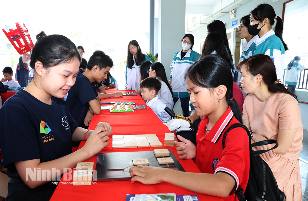 Các em học sinh trải nghiệm toán học qua các trò chơi. Các em học sinh trải nghiệm toán học qua các trò chơi.