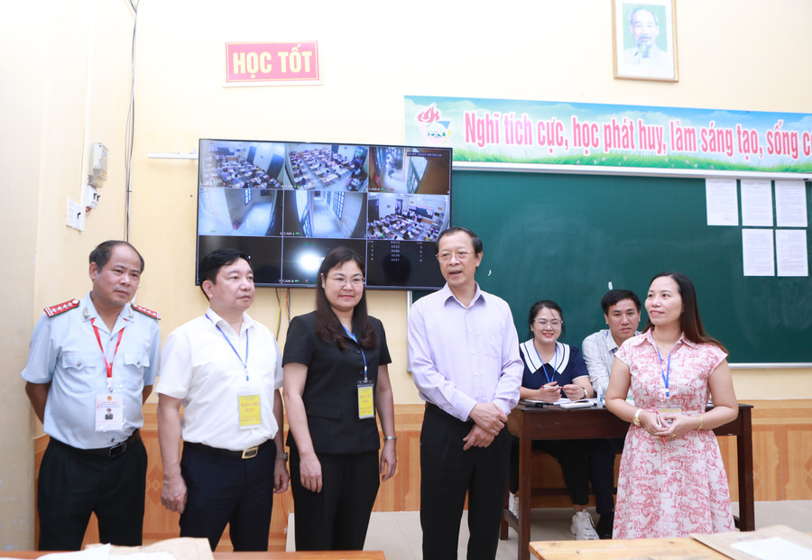Thứ trưởng Phạm Ngọc Thưởng động viên tinh thần các thầy cô tham gia chấm thi tốt nghiệp THPT 2025 tại Trường THPT B Nguyễn Khuyến, phường Nam Định, tỉnh Ninh Bình . Ảnh: Đình Tuệ. 4.jpg
