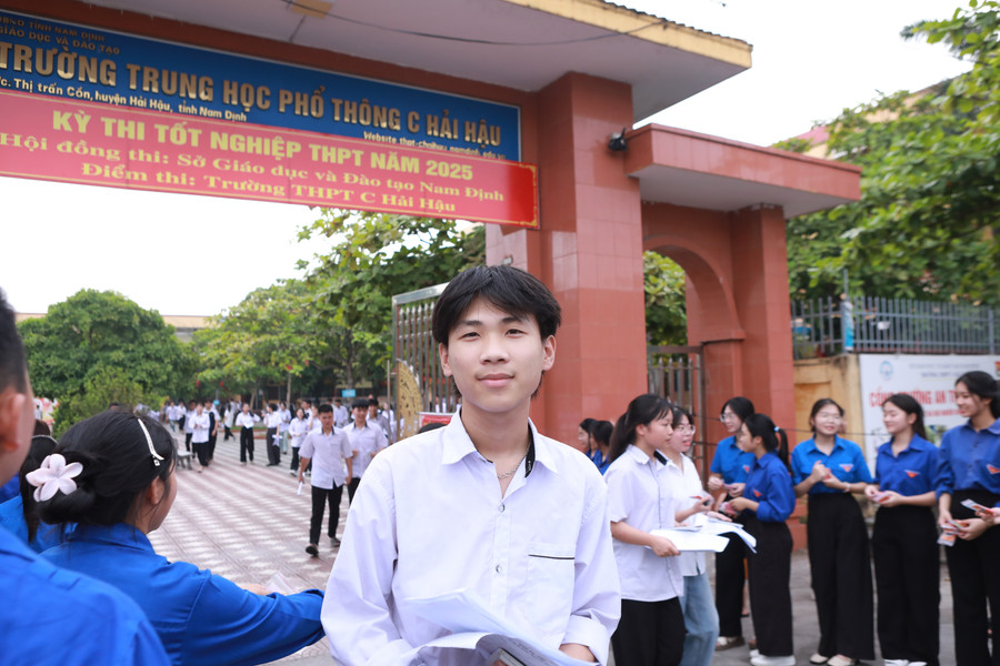 Thí sinh hoàn thành bài thi môn Tiếng Anh tại điểm thi Trường THPT C Hải Hậu, tỉnh Ninh Bình. Ảnh: Đình Tuệ. 21.jpg