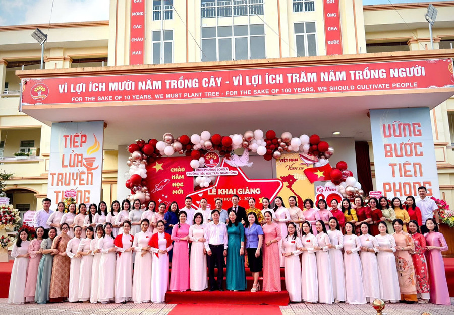 Các đại biểu, thầy cô tại Lễ khai giảng năm học mới 2025-2026 tại Trường Tiểu học Trần Nhân Tông, phường Đông A, tỉnh Ninh Bình. 0f05d48f-8c6a-4a4c-bfca-bca350c224c8.jpg