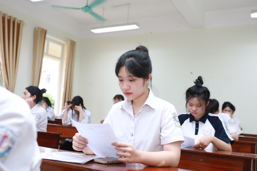 Các thí sinh tham dự thi tốt nghiệp THPT năm 2025 tại điểm thi Trường THPT Ngô Quyền, tỉnh Ninh Bình. Ảnh: Đình Tuệ. nam-dinh-3.jpg