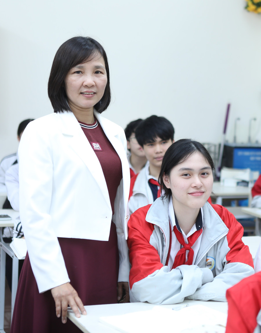 Cô trò lớp 9 Trường THCS Trần Đăng Ninh, phường Nam Định, tỉnh Ninh Bình trong giờ học Toán. Ảnh: Đình Tuệ. 1.jpg
