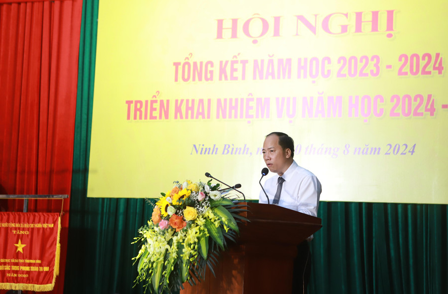 Ông Đinh Quốc Trường - Phó Giám đốc Sở GD&ĐT Ninh Bình nêu tóm tắt một số kết quả nổi bật trong năm học vừa qua. a7.JPG