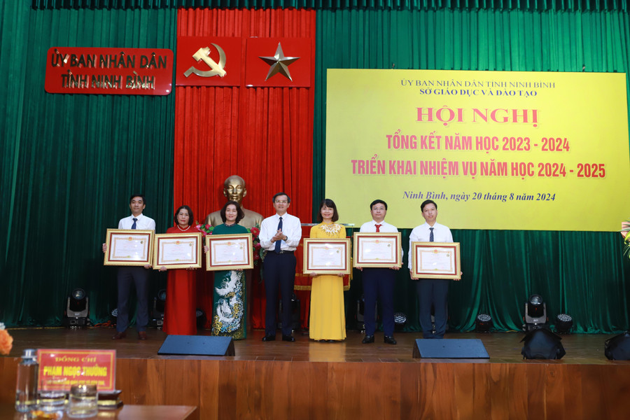 Bí thư Tỉnh ủy Ninh Bình Đoàn Minh Huấn trao tặng Bằng công nhận Nhà giáo Ưu tú của Chủ tịch nước cho các thầy cô giáo. a5.JPG