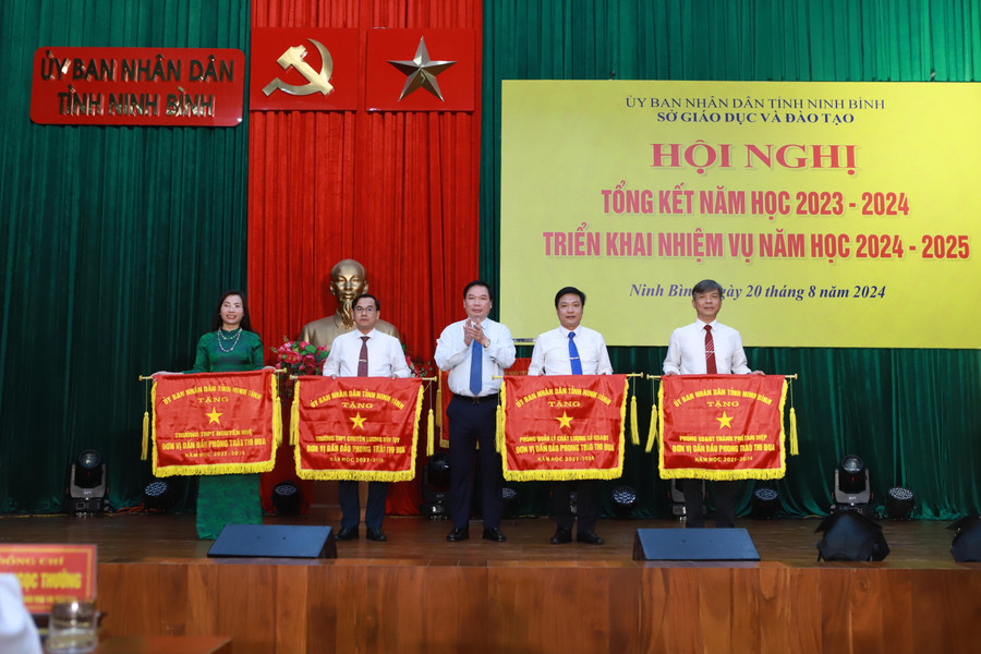 Đại diện 4 đơn vị được nhận Cờ thi đua xuất sắc của tỉnh Ninh Bình. a8.JPG