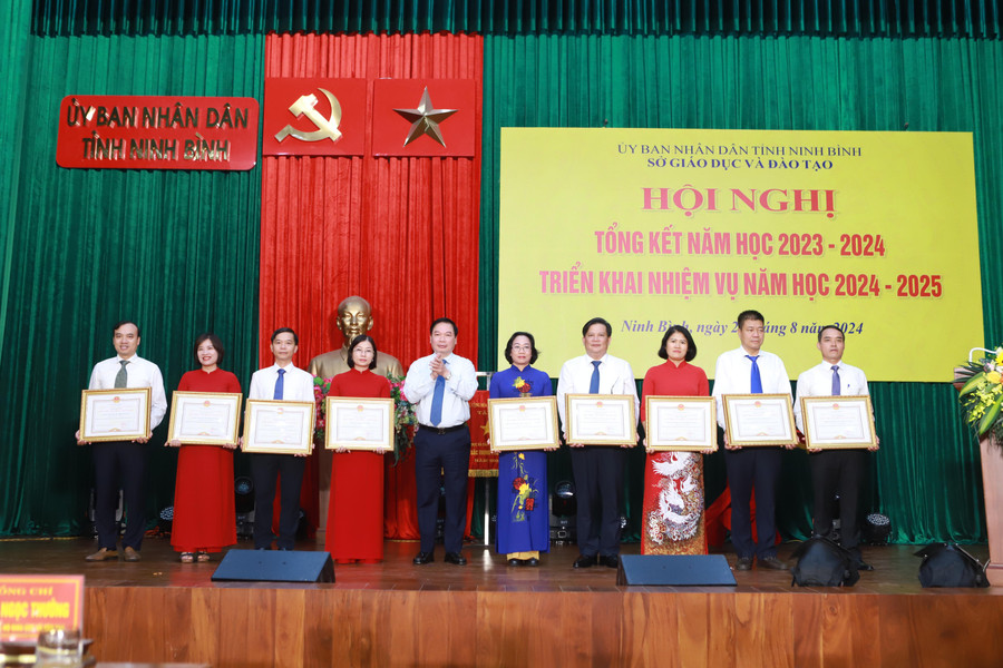 Lãnh đạo tỉnh Ninh Bình trao danh hiệu "Tập thể lao động xuất sắc" cho đại diện 9 tập thể/ a6.JPG