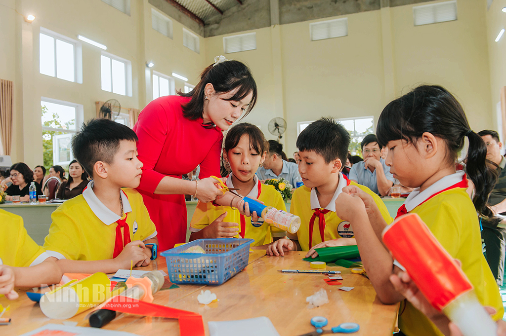 Giáo viên hướng dẫn học sinh làm nhạc cụ. Giáo viên hướng dẫn học sinh làm nhạc cụ.