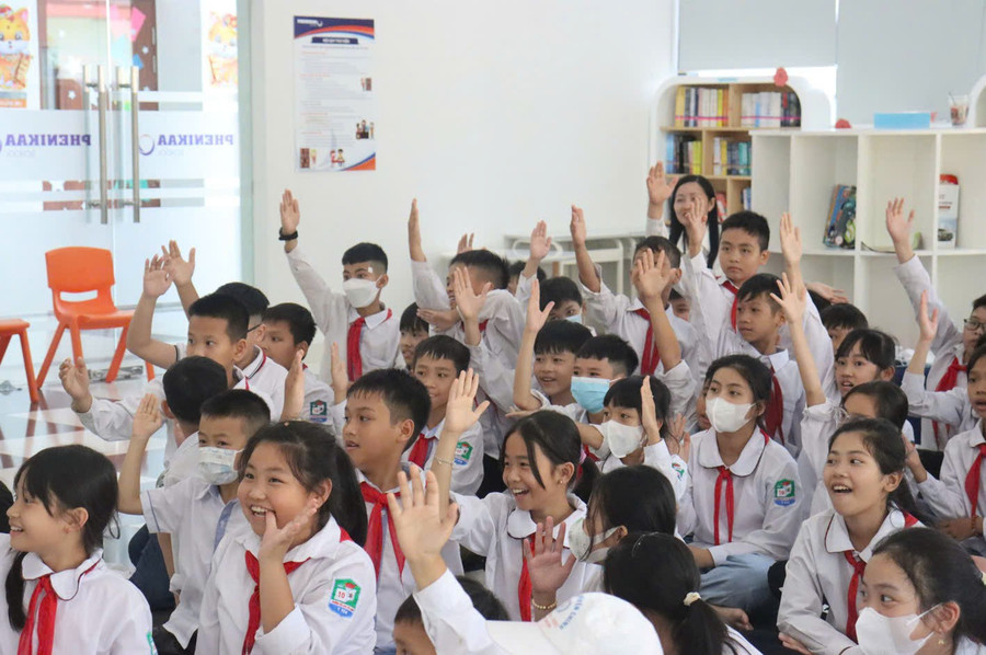 Học sinh Trường Tiểu học Yên Chính (Phong Doanh, Nam Định) hào hứng tham gia hoạt động tại thư viện. khi-sach-giao-khoa-khong-con-la-ganh-nang-1.jpg