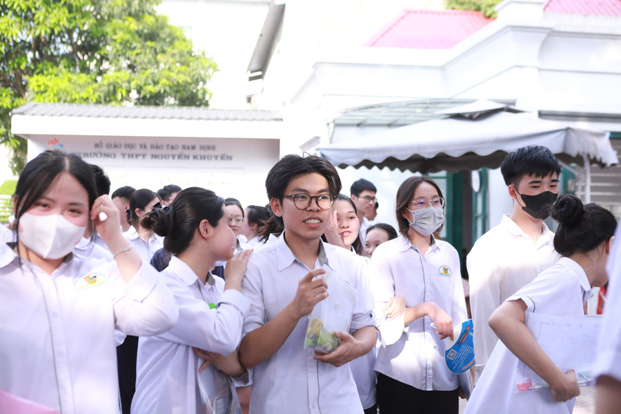 Thí sinh tham dự Kỳ thi tốt nghiệp THPT 2025 tại điểm thi Trường THPT Nguyễn Khuyến, phường Nam Định. Ảnh: Đình Tuệ. 1-6663.jpg