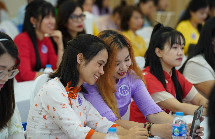 Tại buổi lễ, giáo viên thích thú trao đổi những thiết kế bài giảng của nhau. DSC07279.JPG