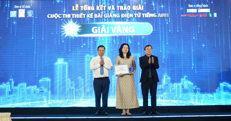 Ông Nguyễn Tiến Thanh, Chủ tịch Hội đồng thành viên, Tổng giám đốc Nhà xuất bản Giáo dục Việt Nam (bên phải) và ông Nguyễn Sơn Hải – Cục trưởng Cục Công nghệ thông tin (Bộ GD&ĐT) trao giải Vàng tập thể cho Sở GD&ĐT Hà Nội. DSC07366.JPG