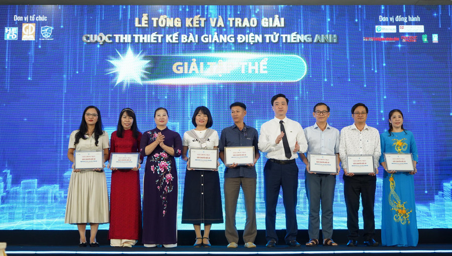 Ông Đỗ Đức Quế - Phó Vụ trưởng Vụ Giáo dục Trung học và bà Trịnh Hoài Thu - Phó Vụ trưởng Vụ Giáo dục tiểu học (Bộ GD&ĐT) trao giải tập thể cho các đơn vị. DSC07379.JPG