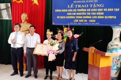 LỄ TRAO TẶNG BẰNG KHEN CỦA BỘ TRƯỜNG BỘ GIÁO DỤC VÀ ĐÀO TẠO CHO EM NGUYỄN THỊ THU HẰNG ĐOẠT QUÁN QUÂN CHƯƠNG TRÌNH “ĐƯỜNG LÊN ĐỈNH OLYMPIA” LẦN THỨ 20 – 2020
