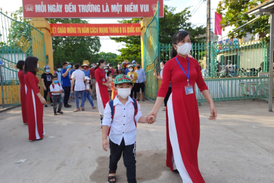 Học sinh lớp 1 tại Ninh Bình náo nức, rộn ràng ngày đầu tiên đến trường