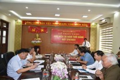 Đồng chí Trịnh Duy Nghĩa, Bí thư chi bộ, Chủ tịch Công đoàn Giáo dục tỉnh vinh dự được nhận Huy hiệu 30 năm tuổi Đảng đợt 02/9/2023