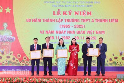 Đồng chí Phó Bí thư Thường trực Tỉnh ủy Đinh Thị Lụa dự Lễ kỷ niệm 60 năm thành lập Trường THPT